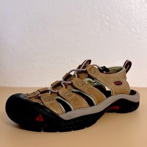 Keen leather, waterproof, hiking sneakers with quick adjustable bungee slider